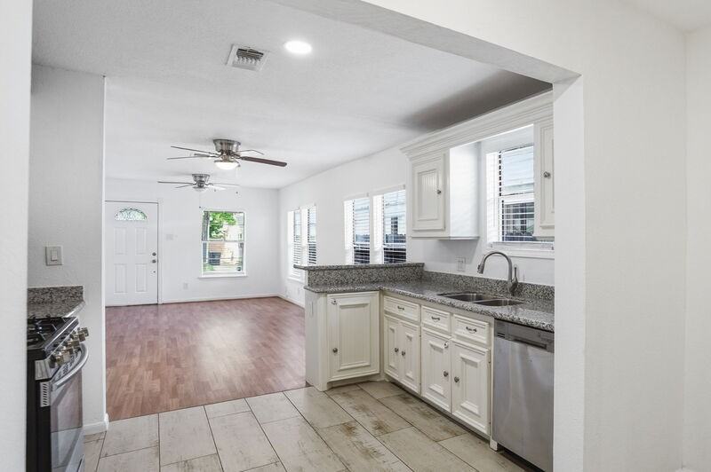 5315 Bell St - Photo 6 of 21