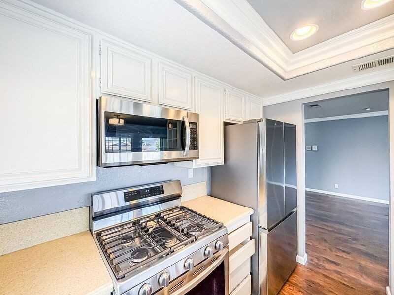 1020 Grape St - Photo 4 of 22