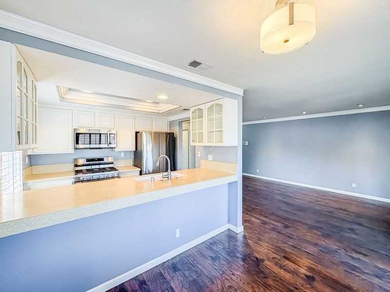 1020 Grape St - Photo 5 of 22