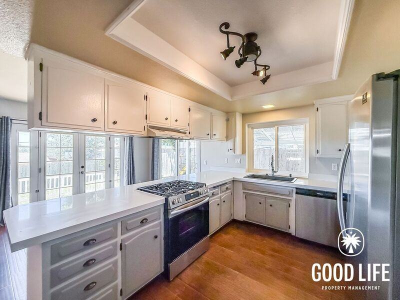 1031 Emelita St - Photo 6 of 19