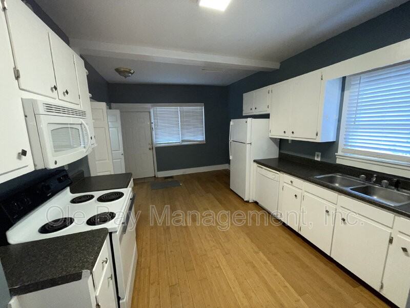 2153 Dauphin St - Photo 5 of 11