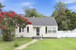 featured image of 208 Knight Ave