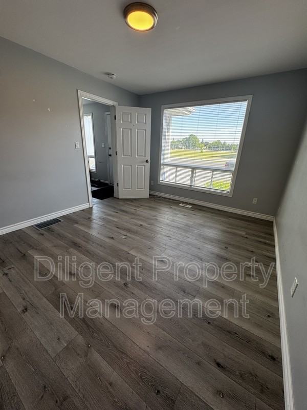 260 Lansdowne St W - Photo 4 of 17