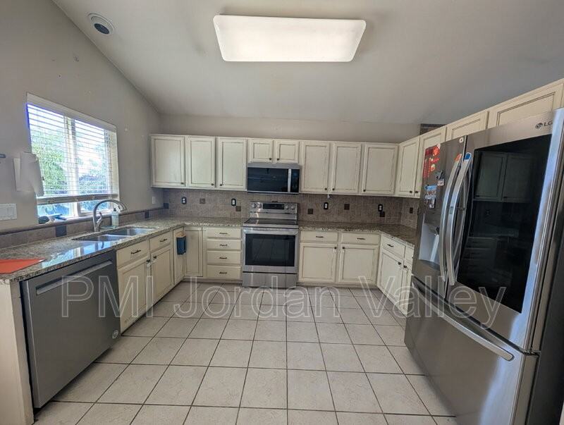 14392 S Dreamfield Dr - Photo 5 of 15
