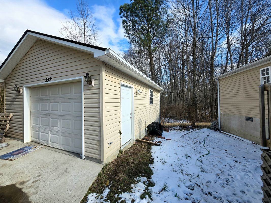 258 Dartmoor Dr - Photo 2 of 3