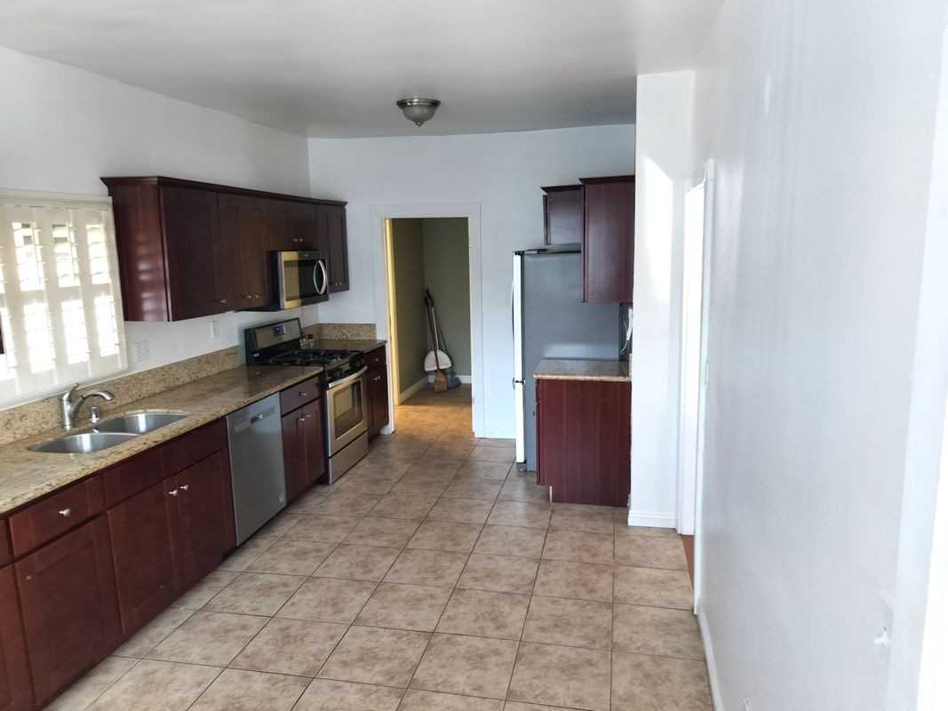 4613 S Van Ness Ave - Photo 3 of 4