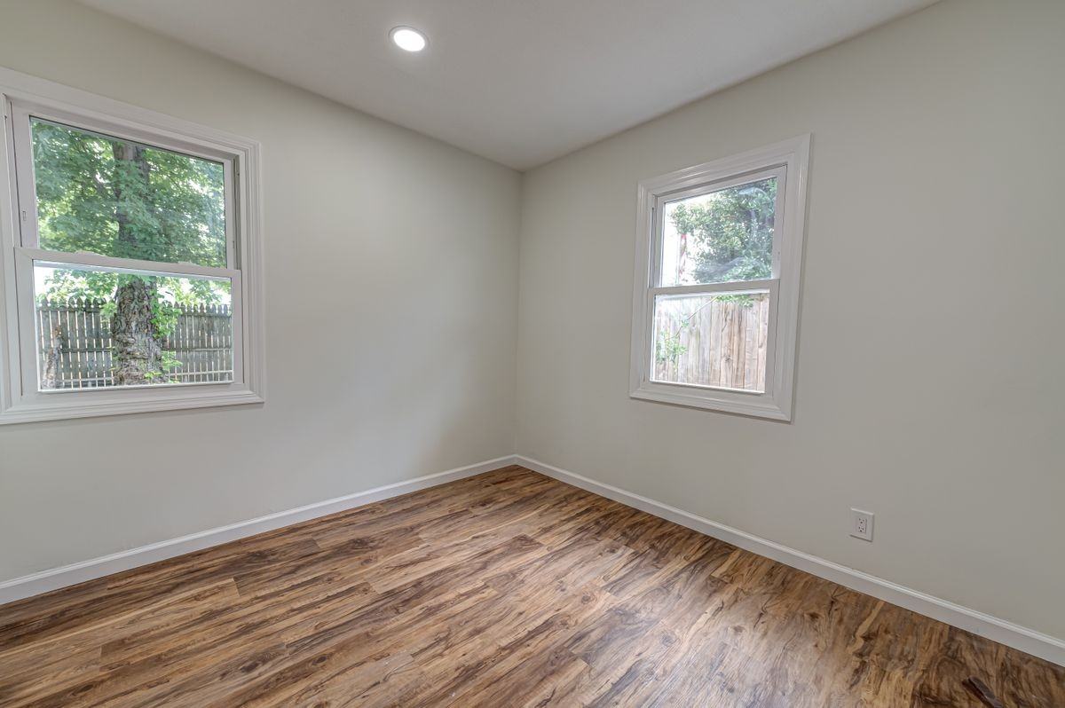 2528 Marshall Ave - Photo 4 of 11