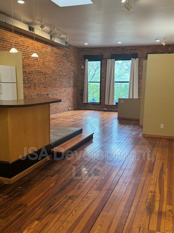 220 E 4th St #204