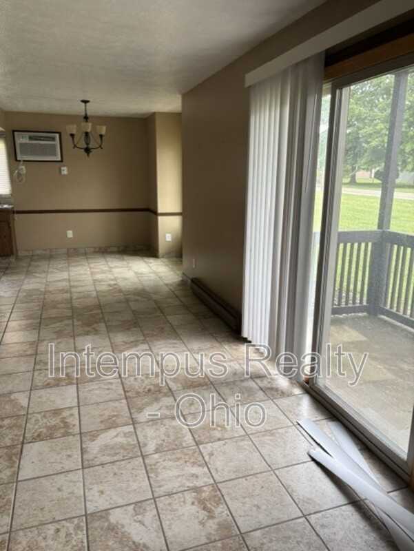7469 Huntington Dr #3 - Photo 2 of 6