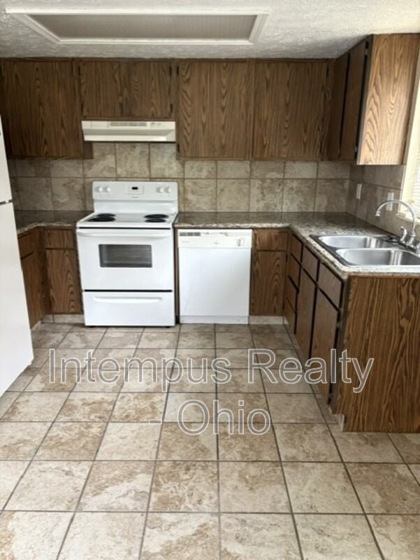 7469 Huntington Dr #3 - Photo 3 of 6