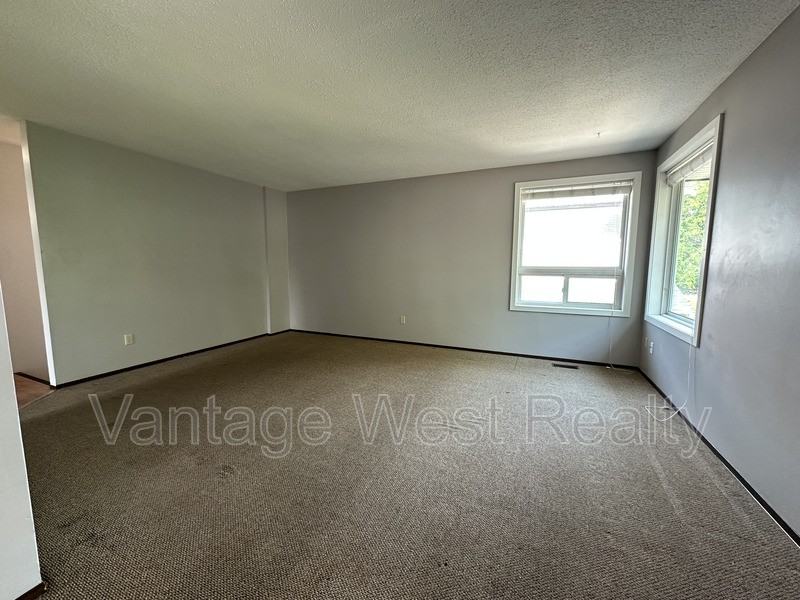 723A Stockwell Ave - Photo 3 of 24