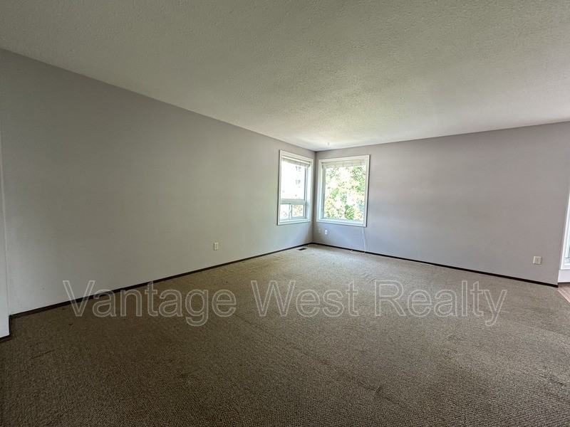 723A Stockwell Ave - Photo 4 of 24
