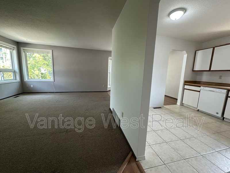723A Stockwell Ave - Photo 5 of 24