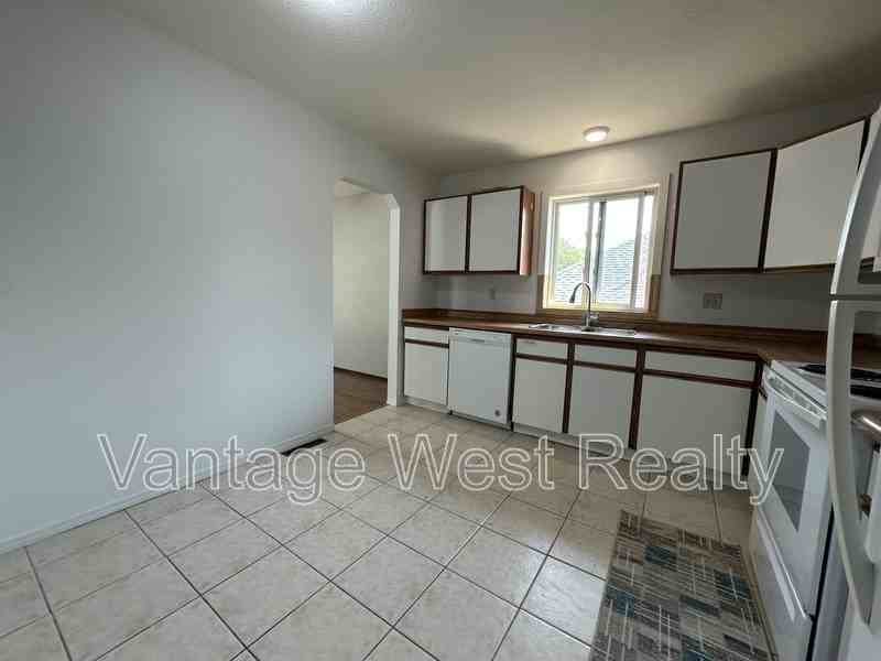 723A Stockwell Ave - Photo 6 of 24