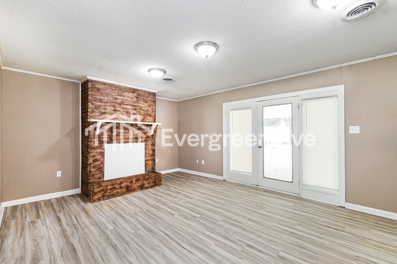 1010 Normandy Dr - Photo 4 of 15