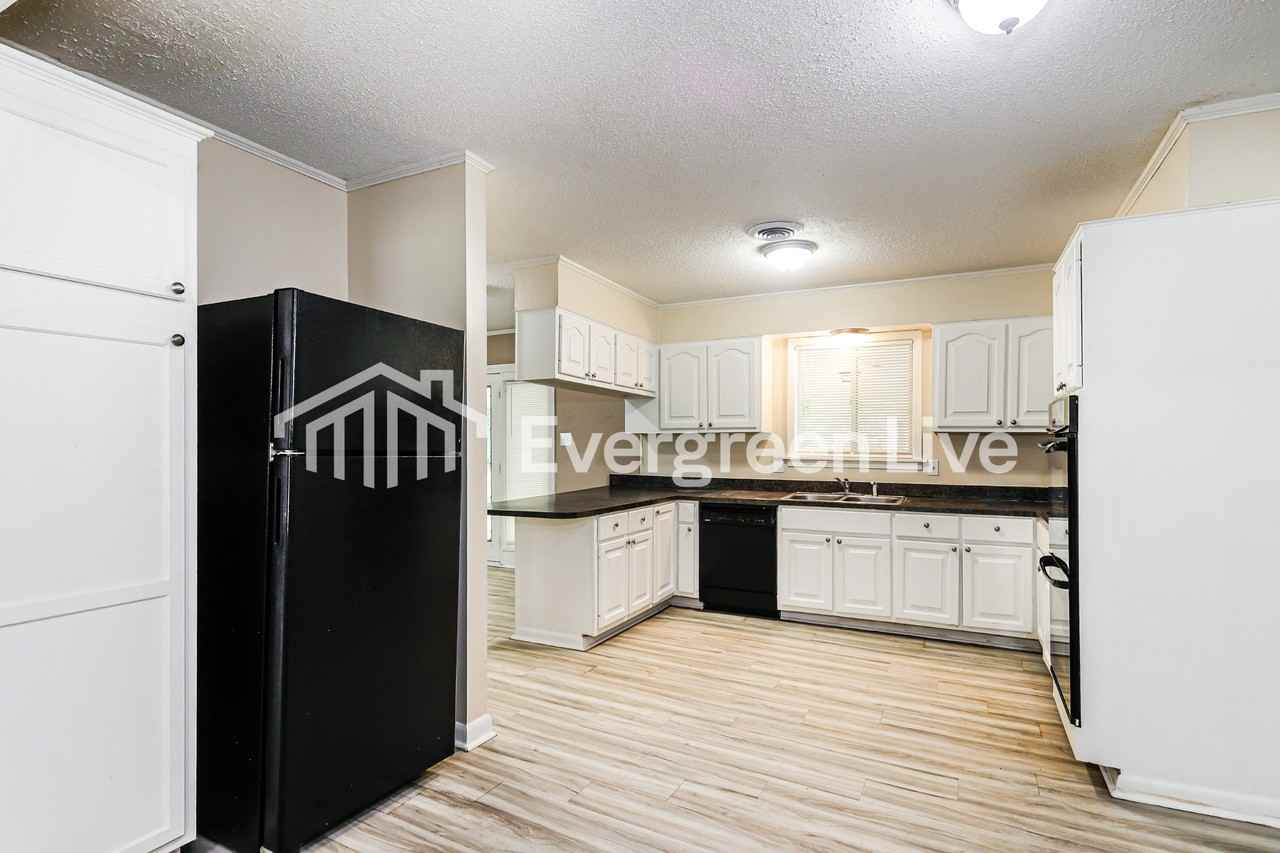 1010 Normandy Dr - Photo 6 of 15
