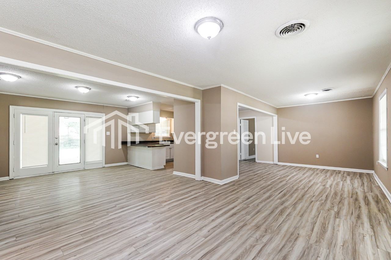 1010 Normandy Dr - Photo 5 of 15