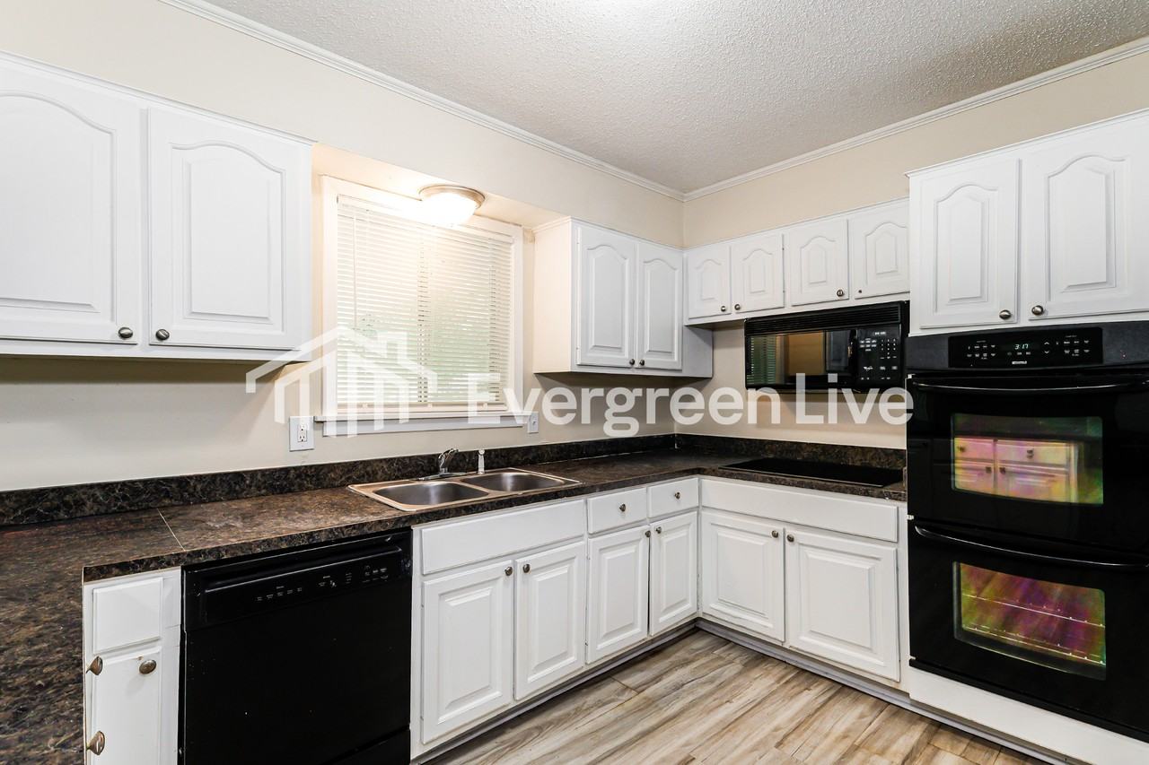 1010 Normandy Dr - Photo 7 of 15