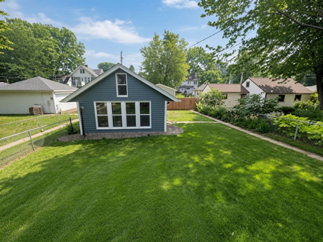 1720 Laurel Ave - Photo 3 of 21