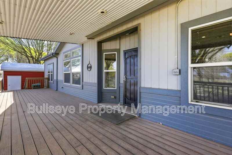 313 E 1/2 St N - Photo 4 of 36