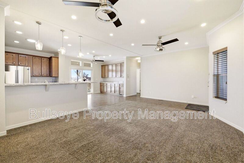 313 E 1/2 St N - Photo 7 of 36