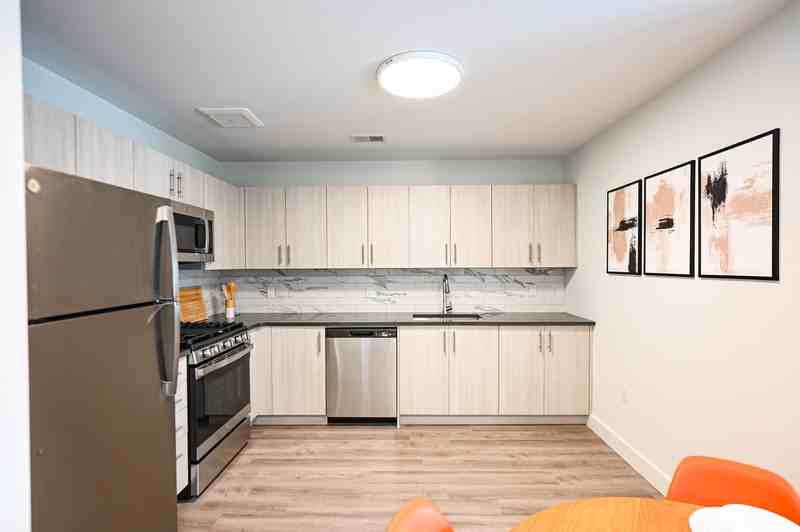 215 49S Day St. - Photo 3 of 17