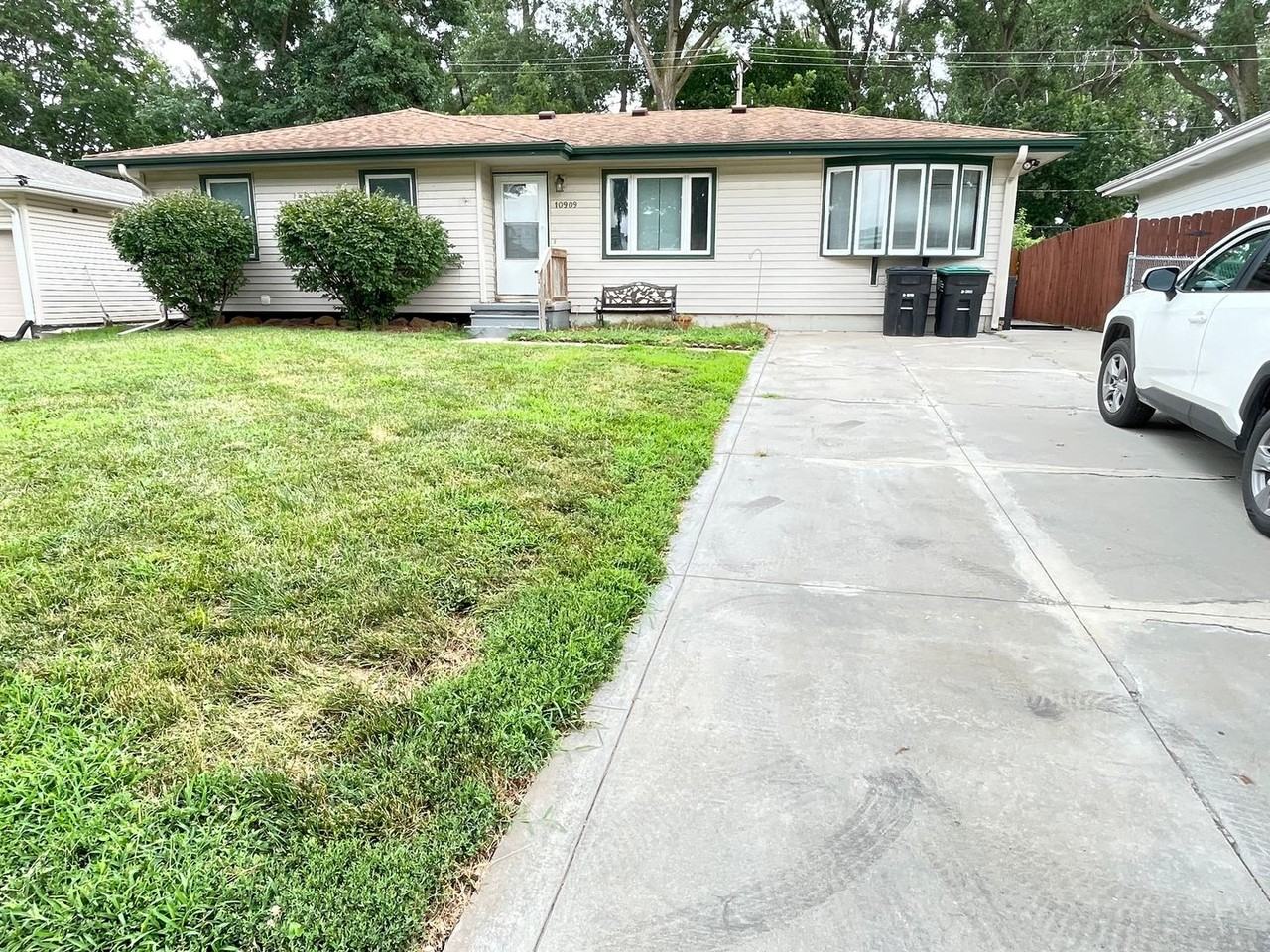 10909 Leavenworth St - Photo 2 of 41