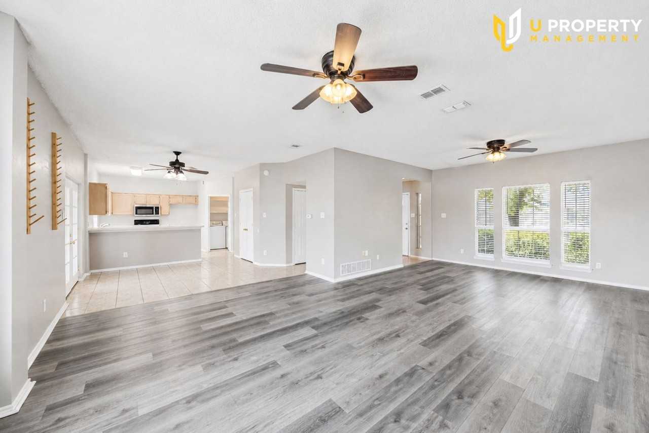 1423 Lakeshore Dr - Photo 3 of 45