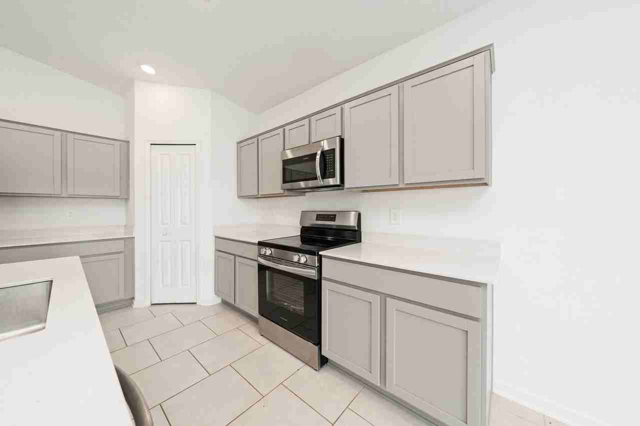 4816 Edensbridge Ln - Photo 5 of 40