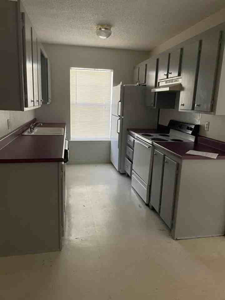 214 Hickory St - Photo 6 of 8