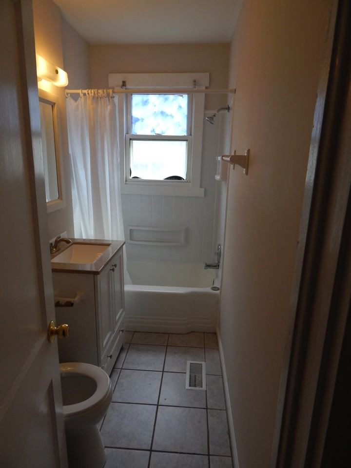 24 Greensboro St W - Photo 2 of 10