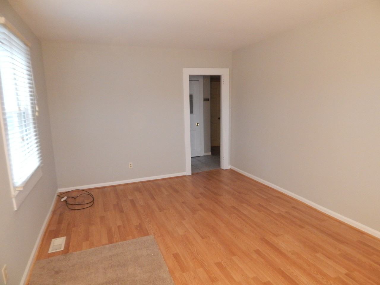 24 Greensboro St W - Photo 3 of 10