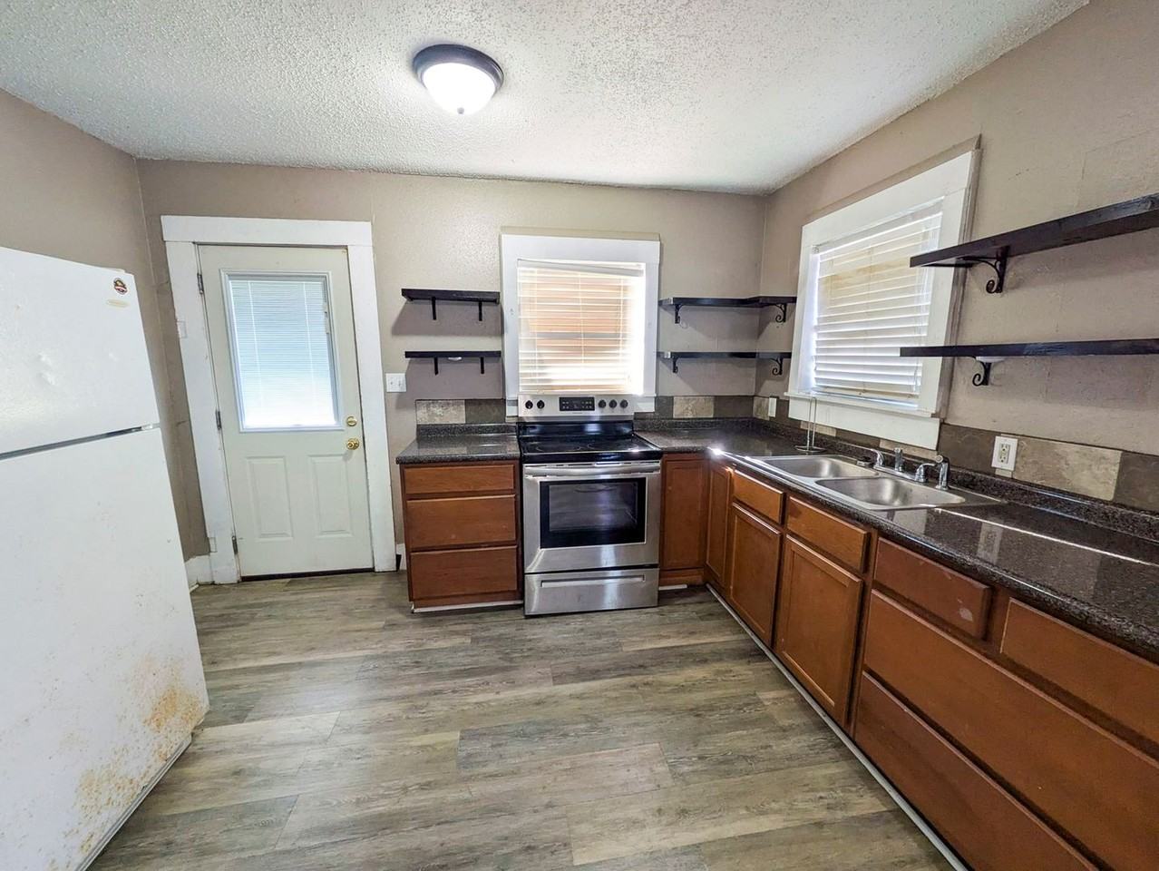 722 Avenue C - Photo 4 of 12