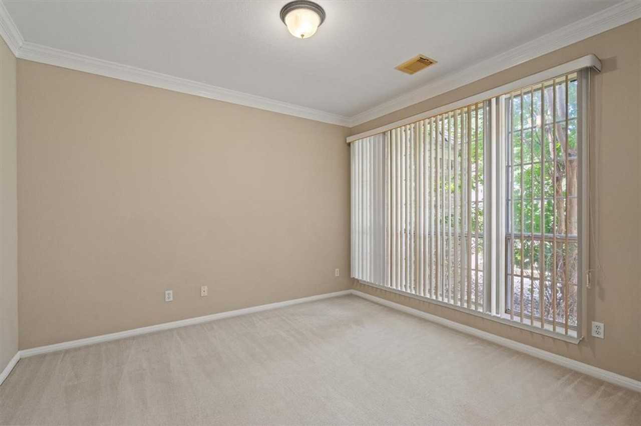 9013 Sautelle Ln - Photo 4 of 37