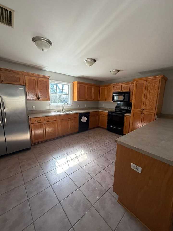 511 W Watts St - Photo 4 of 24