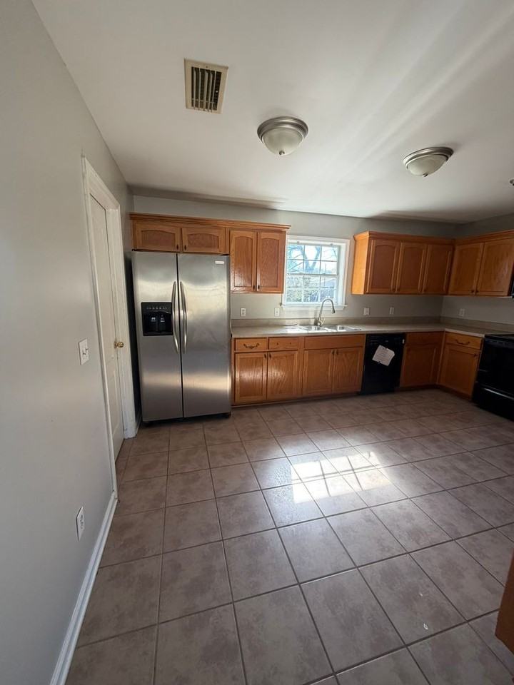 511 W Watts St - Photo 5 of 24