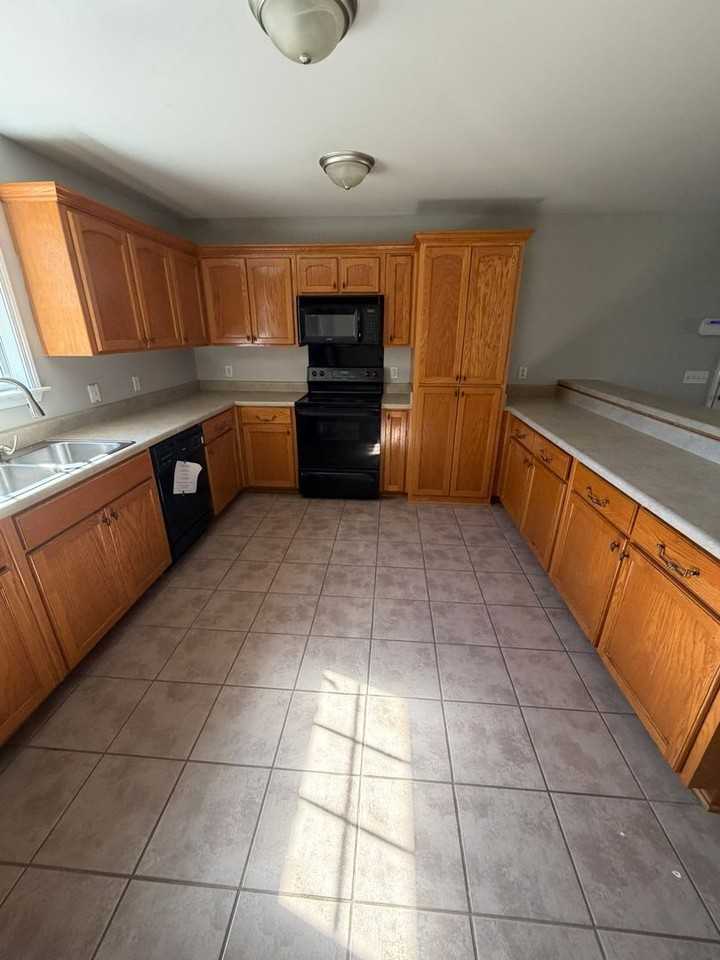 511 W Watts St - Photo 6 of 24