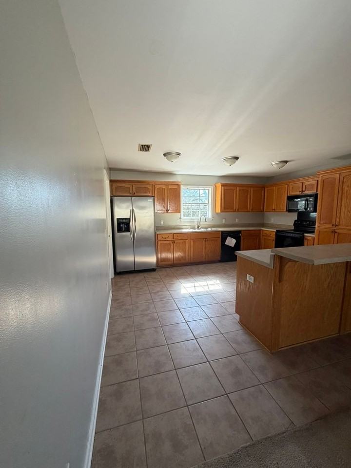 511 W Watts St - Photo 7 of 24