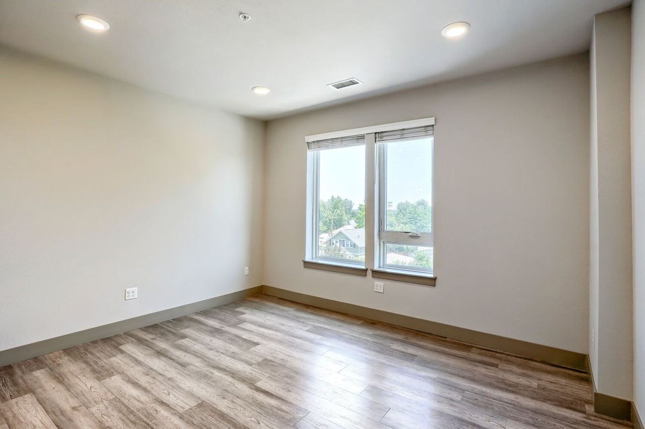 4923 King St - Photo 4 of 24