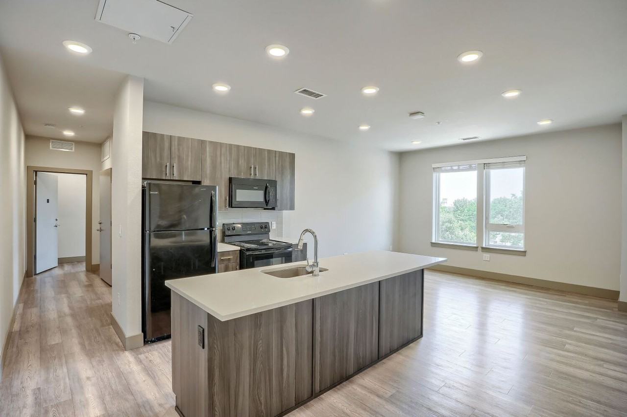 4923 King St - Photo 3 of 24