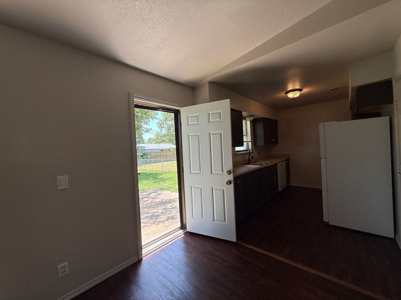 504 Highland Dr - Photo 3 of 13