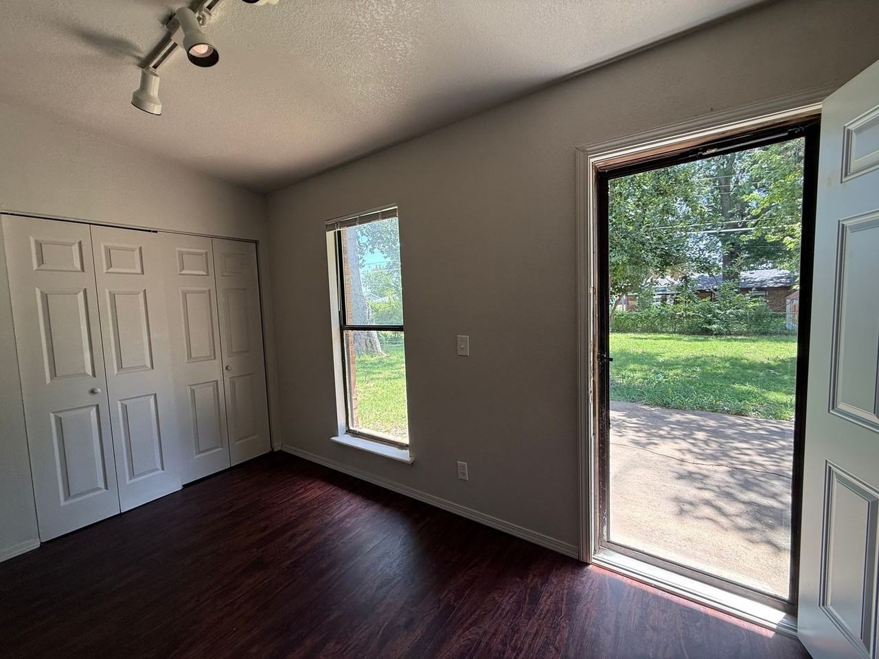 504 Highland Dr - Photo 4 of 13
