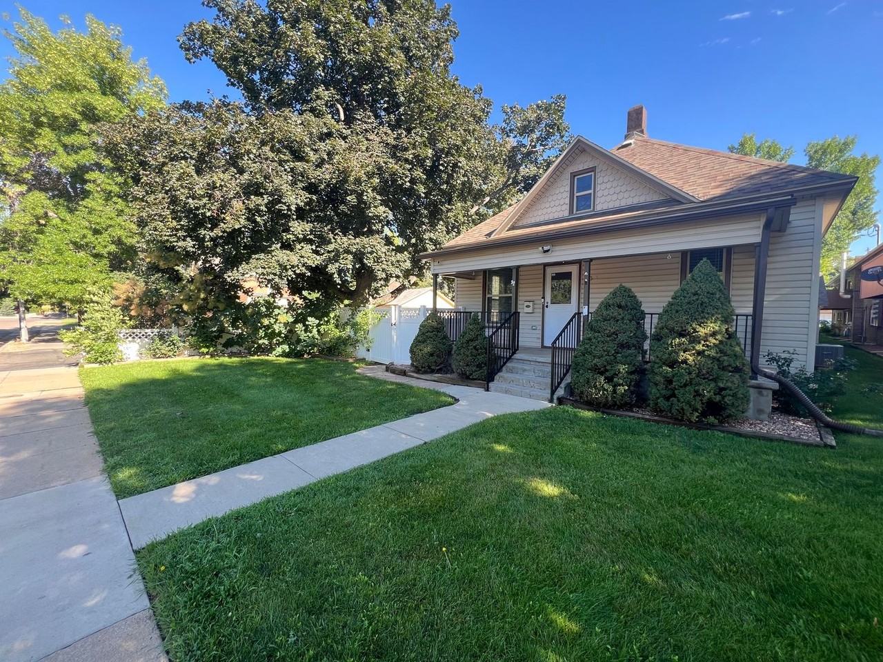 337 E 10th St - Photo 2 of 24