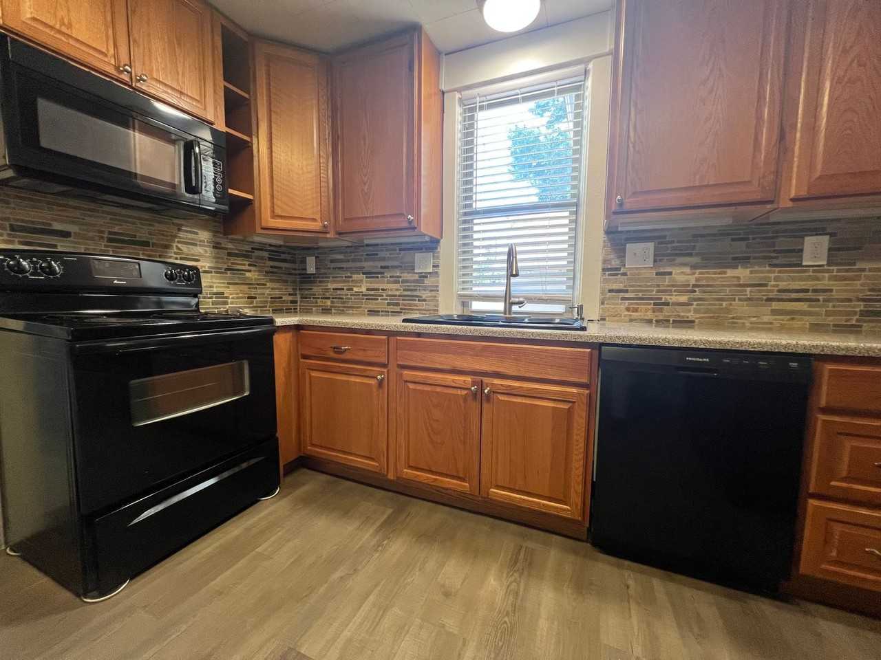 337 E 10th St - Photo 5 of 24