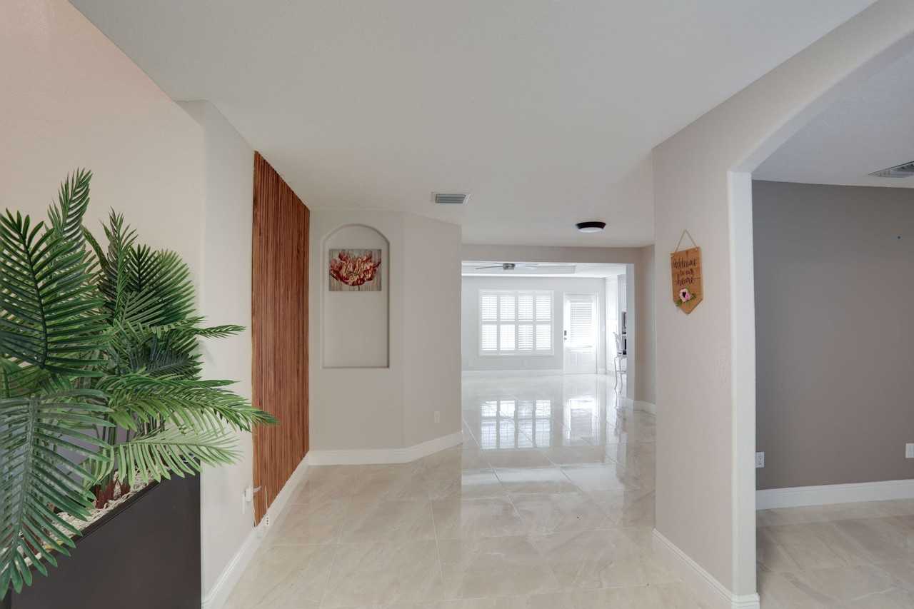 633 Spring Oaks Blvd - Photo 4 of 36