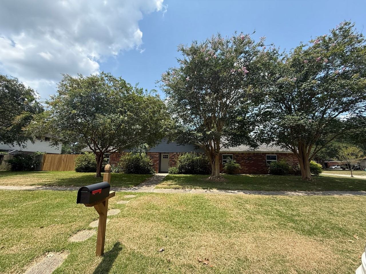 200 Tallwood Dr - Photo 2 of 36