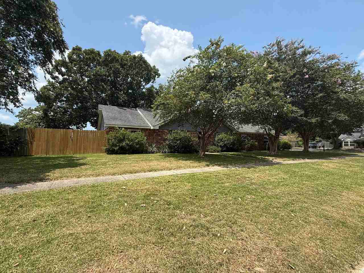 200 Tallwood Dr - Photo 3 of 36