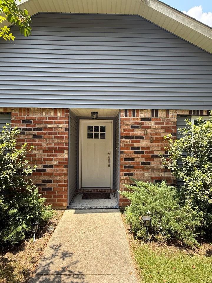 200 Tallwood Dr - Photo 4 of 36