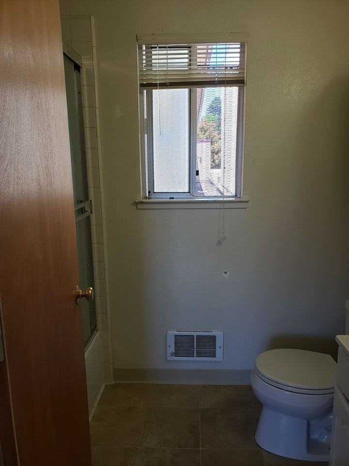 210 Locust St - Photo 4 of 9