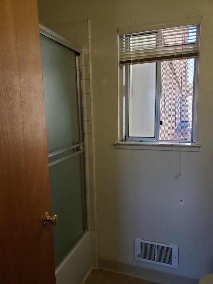210 Locust St - Photo 5 of 9